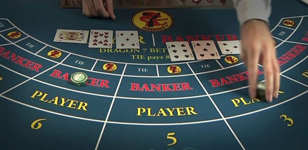 Người chơi tham gia sẽ baccarat có nhiệm vụ dự đoán tổng điểm 2 quân bài được chia